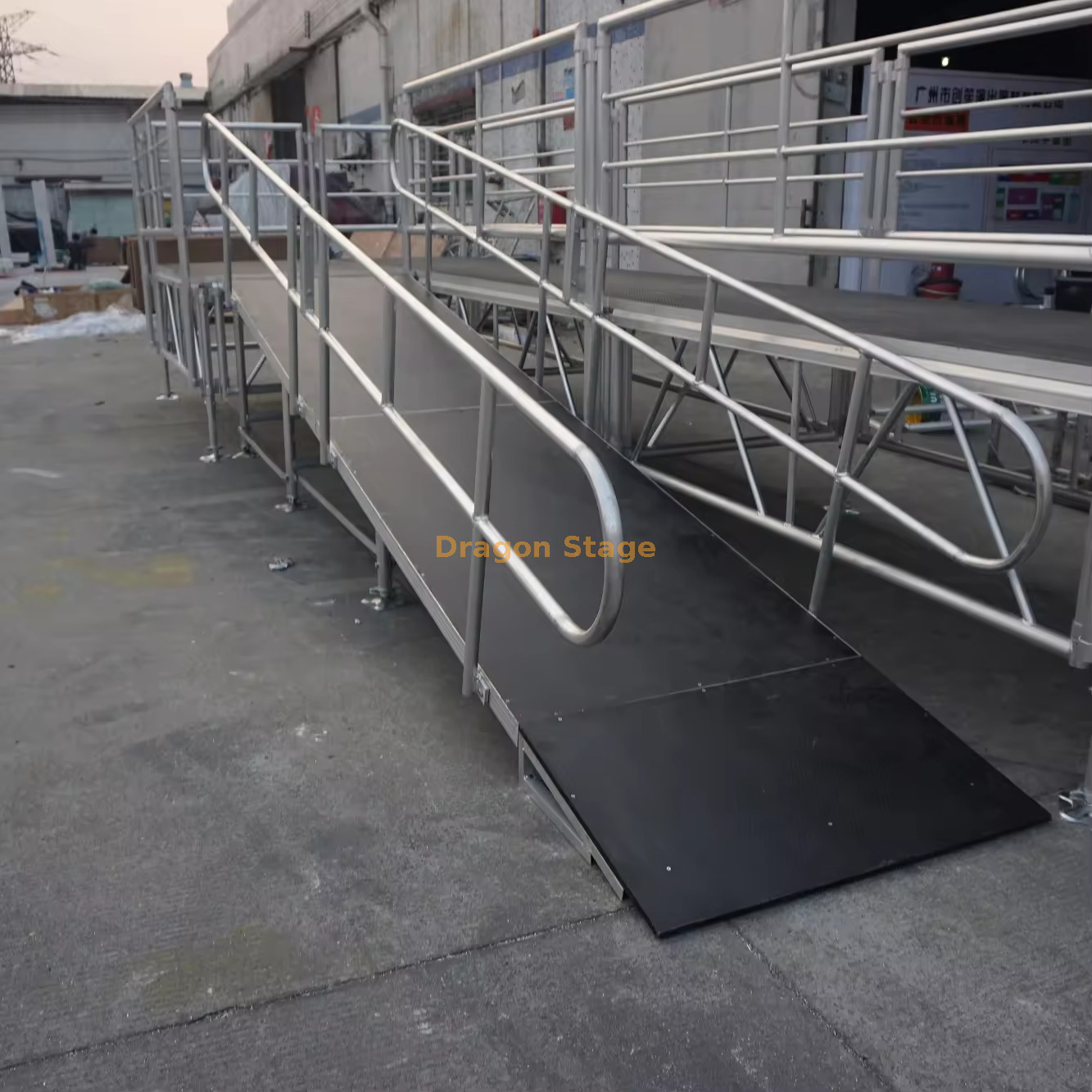 Wooden Aluminum Adjustable Portable Stage Ramp with Handrail المنحدر المرحلة المحمولة القابلة للتعديل من الألومنيوم الخشبية مع
