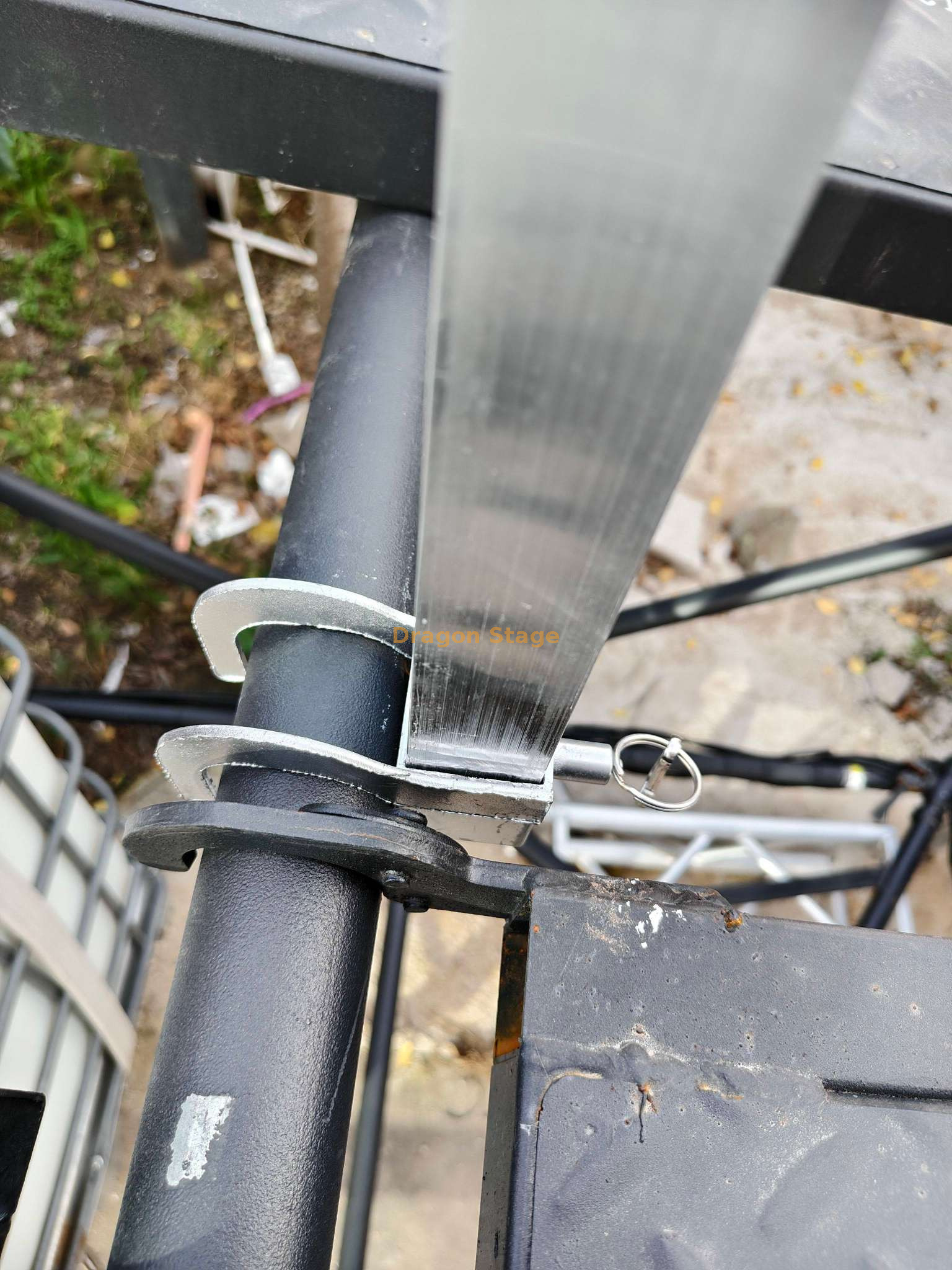 LED Display Suspension Bracket (1) حامل تعليق شاشة LED (1)