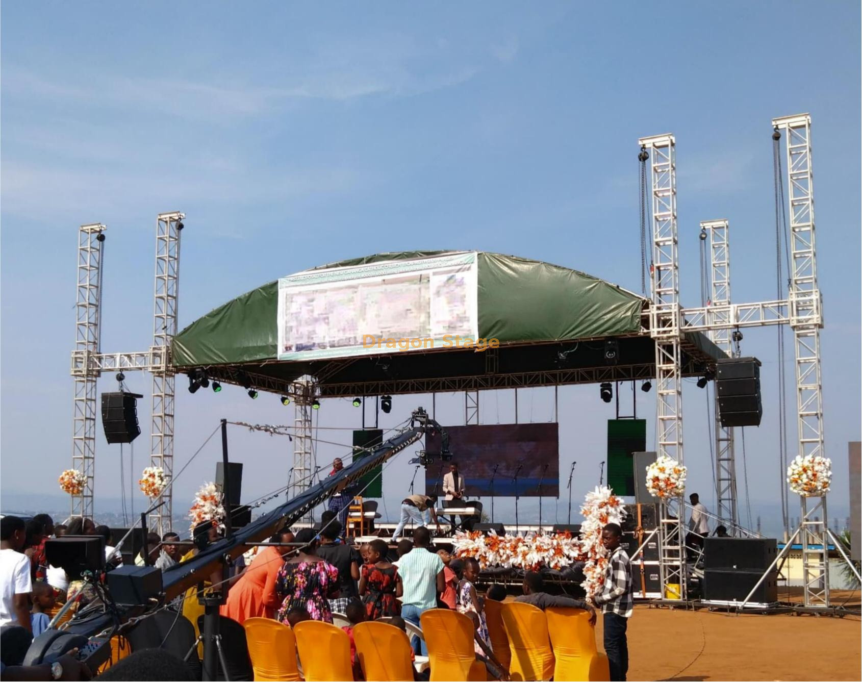 12x8x9m Heavy-Duty Aluminum Curved Roof Stage Truss System with Speaker Wings نظام تروس السقف المنحني المصنوع من الألومنيوم عالي التحمل مقاس 12 × 8 × 9 م مع أجنحة مكبر الصوت