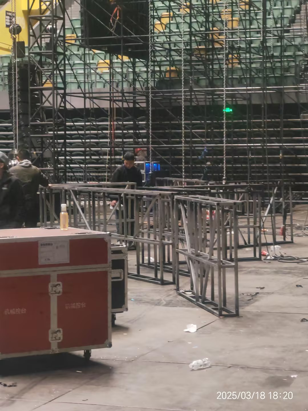 install the hoisting led frames for the indoor concert تثبيت إطارات LED الرافعة للحفل الداخلي