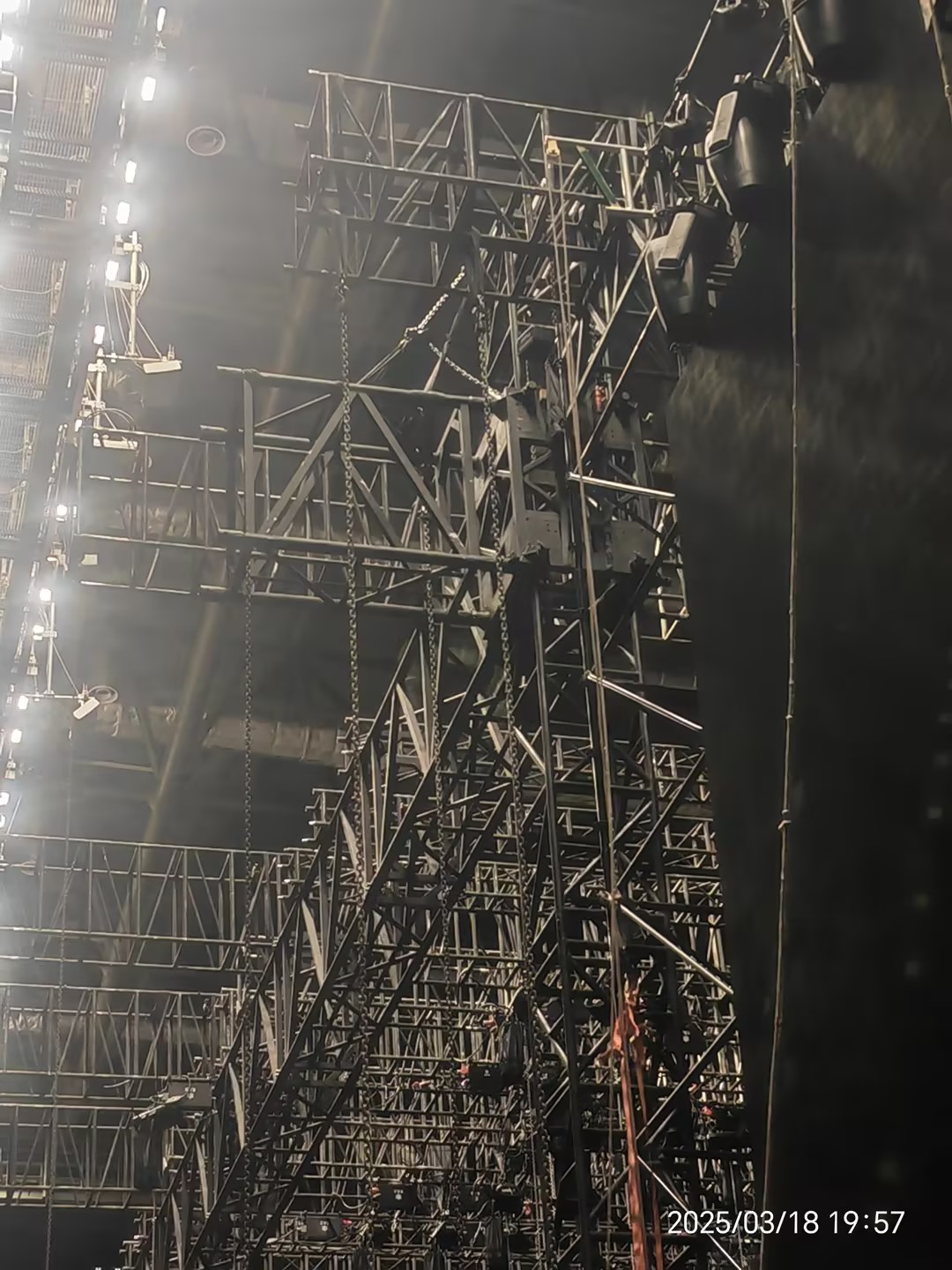 how to secure the prominent truss outside كيفية تأمين الجمالون البارز في الخارج