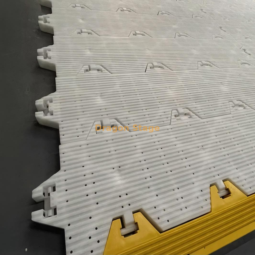 Portable event flooring for grass and soft ground أرضيات مناسبة محمولة للعشب والأرض الناعمة