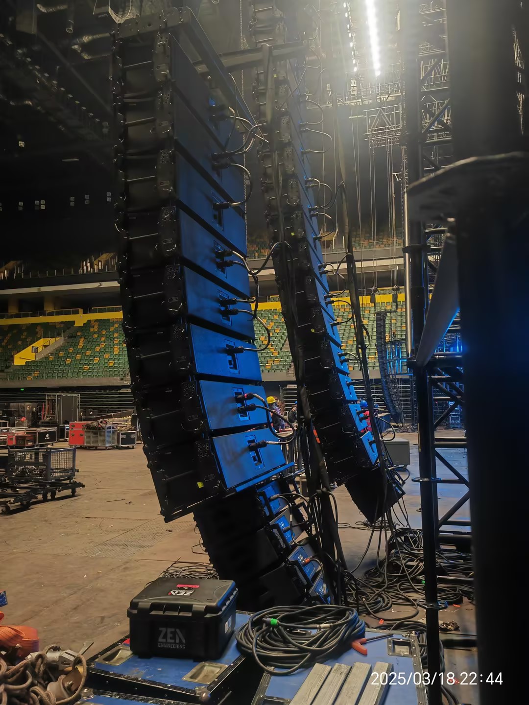 For the best sound effect, the linear array is curved and fixed with safety straps للحصول على أفضل تأثير صوتي ، يكون الصفيف الخطي منحنيًا ومثبتًا بأشرطة أمان