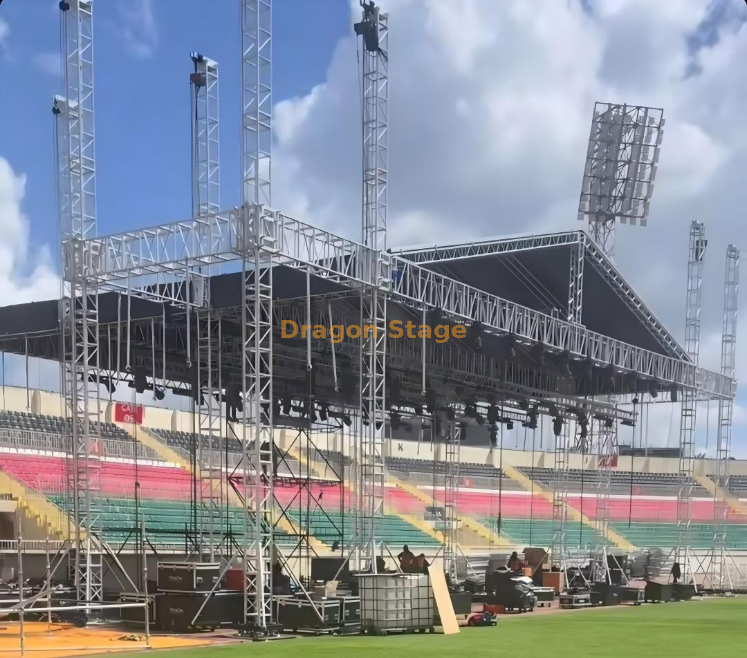 12m High Stadium Truss with Dual 3m wide Line Array Speaker Wings تروس استاد بارتفاع 12 مترًا مع أجنحة سماعات بمصفوفة خطية مزدوجة بعرض 3 أمتار