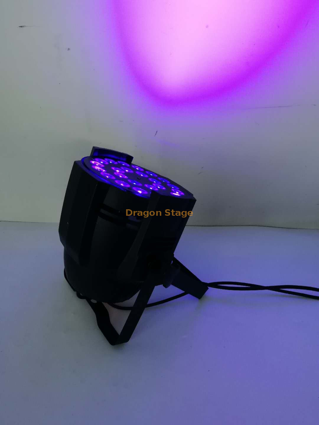 24 Beads Four-in-one Cast Aluminum Par Lights (5) 24 حبات أربعة في واحد مصابيح الألومنيوم الاسمية (5)