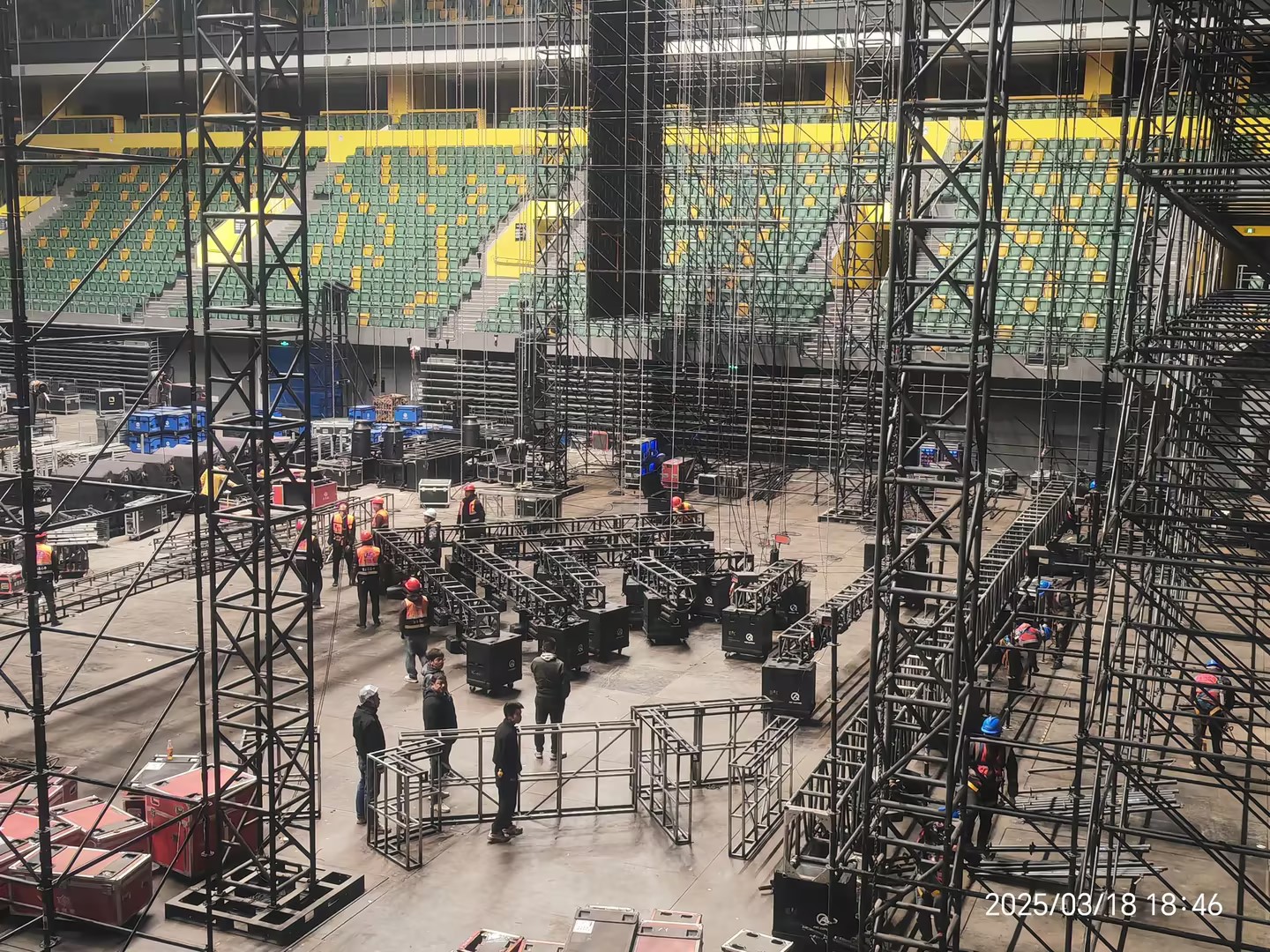 install led frames in the concert stage تثبيت إطارات LED في مرحلة الحفلات الموسيقية