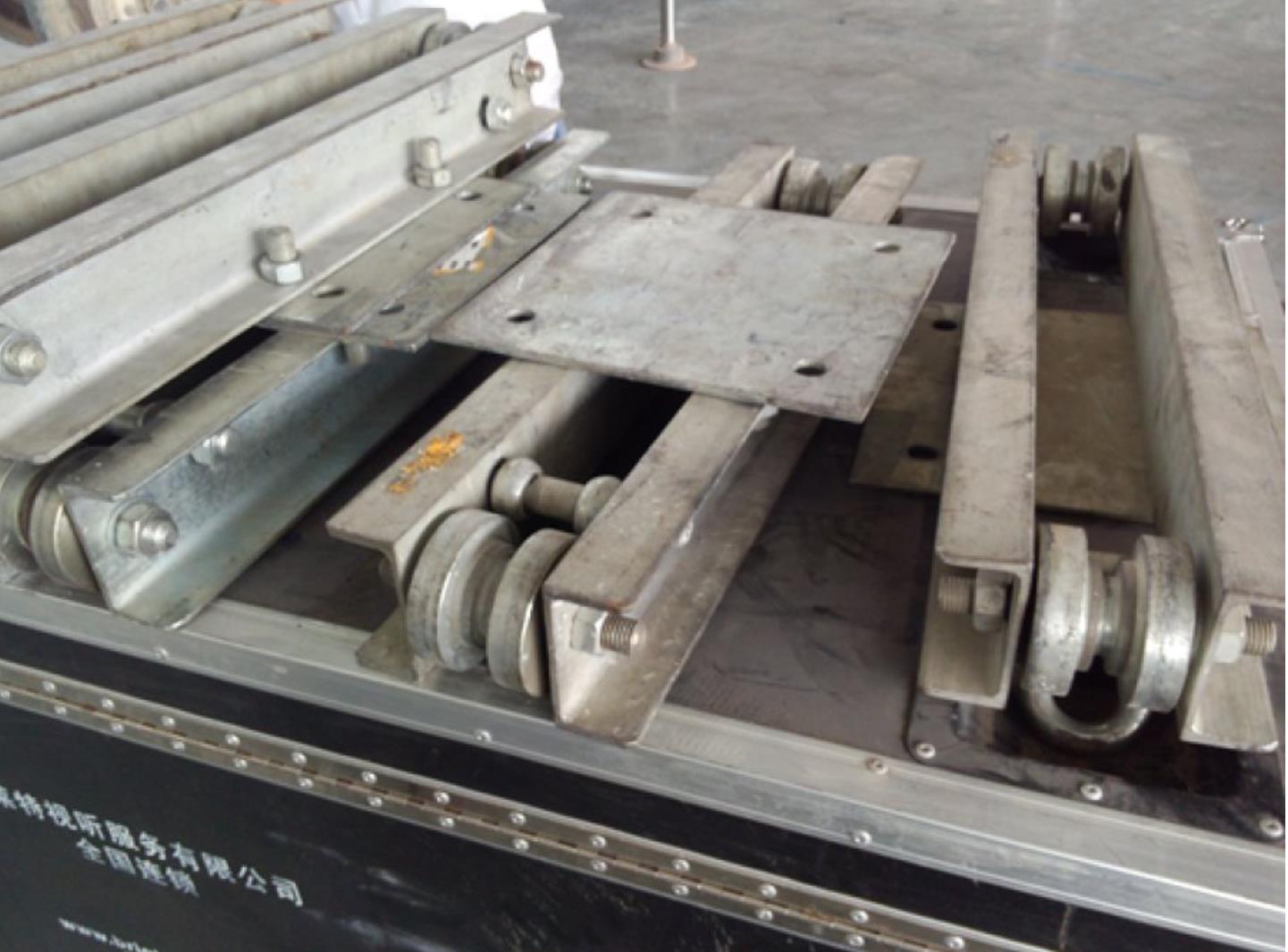 steel top section الجزء العلوي من الصلب