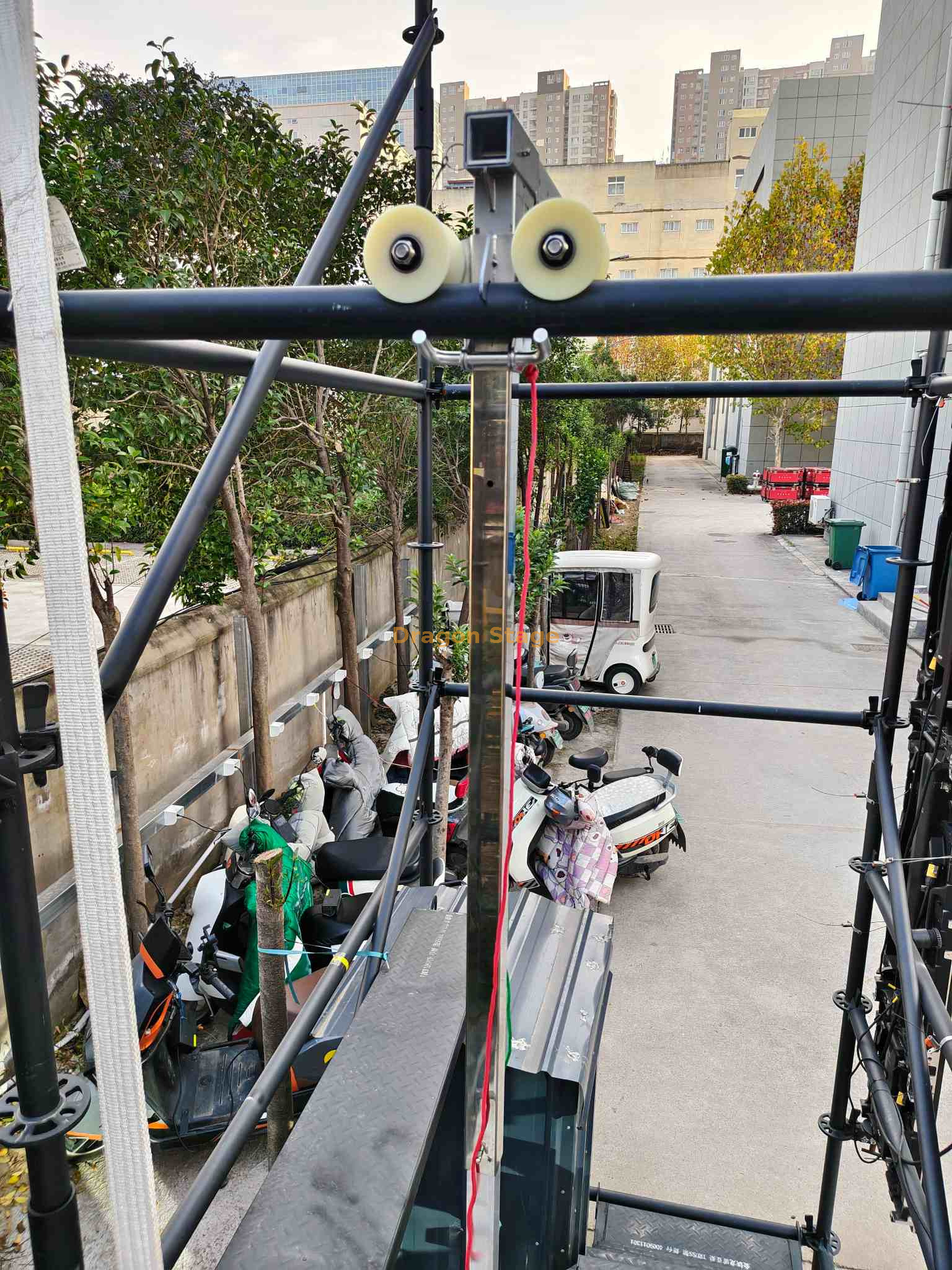 LED Display Suspension Bracket (4) حامل تعليق شاشة LED (4)