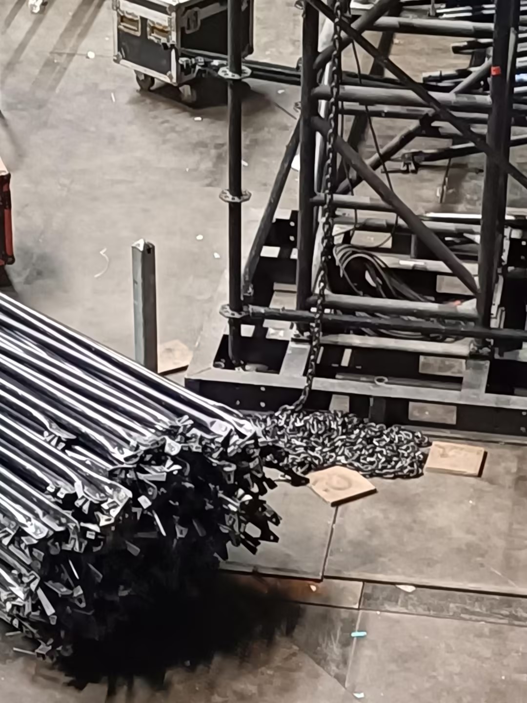 The iron base should have holes left for future construction of the layher truss frame يجب أن يكون للقاعدة الحديدية ثقوبًا للبناء المستقبلي لإطار تروس لايهير