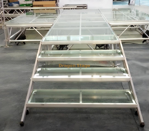 المرحلة الزجاجية فوق المسبح مع درج زجاجي شفاف