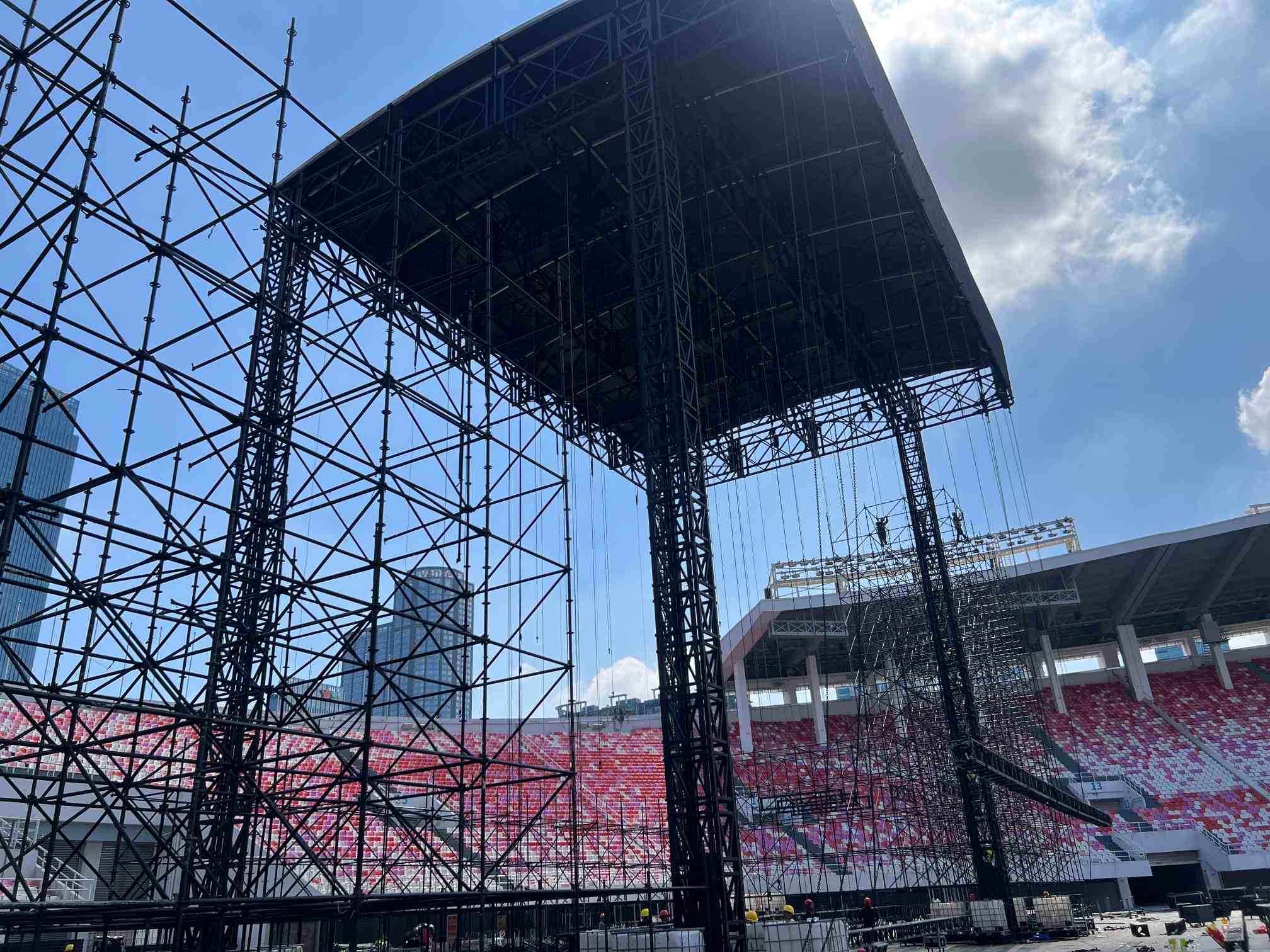 الحفلة الموسيقية سقف منحني Stage.jpg