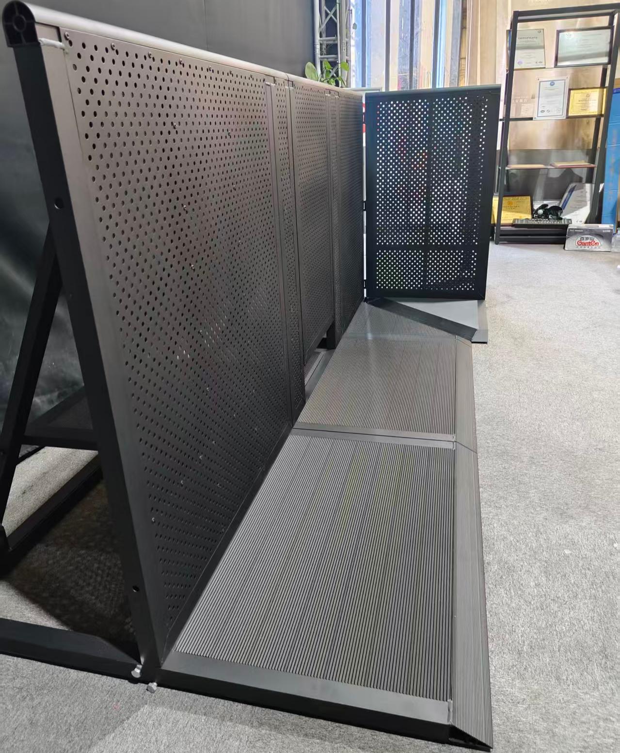 حواجز السيطرة على الحشود.jpg