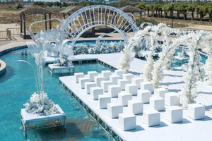 حمام السباحة في الهواء الطلق ممر الزجاج المرحلة لحفل الزفاف
