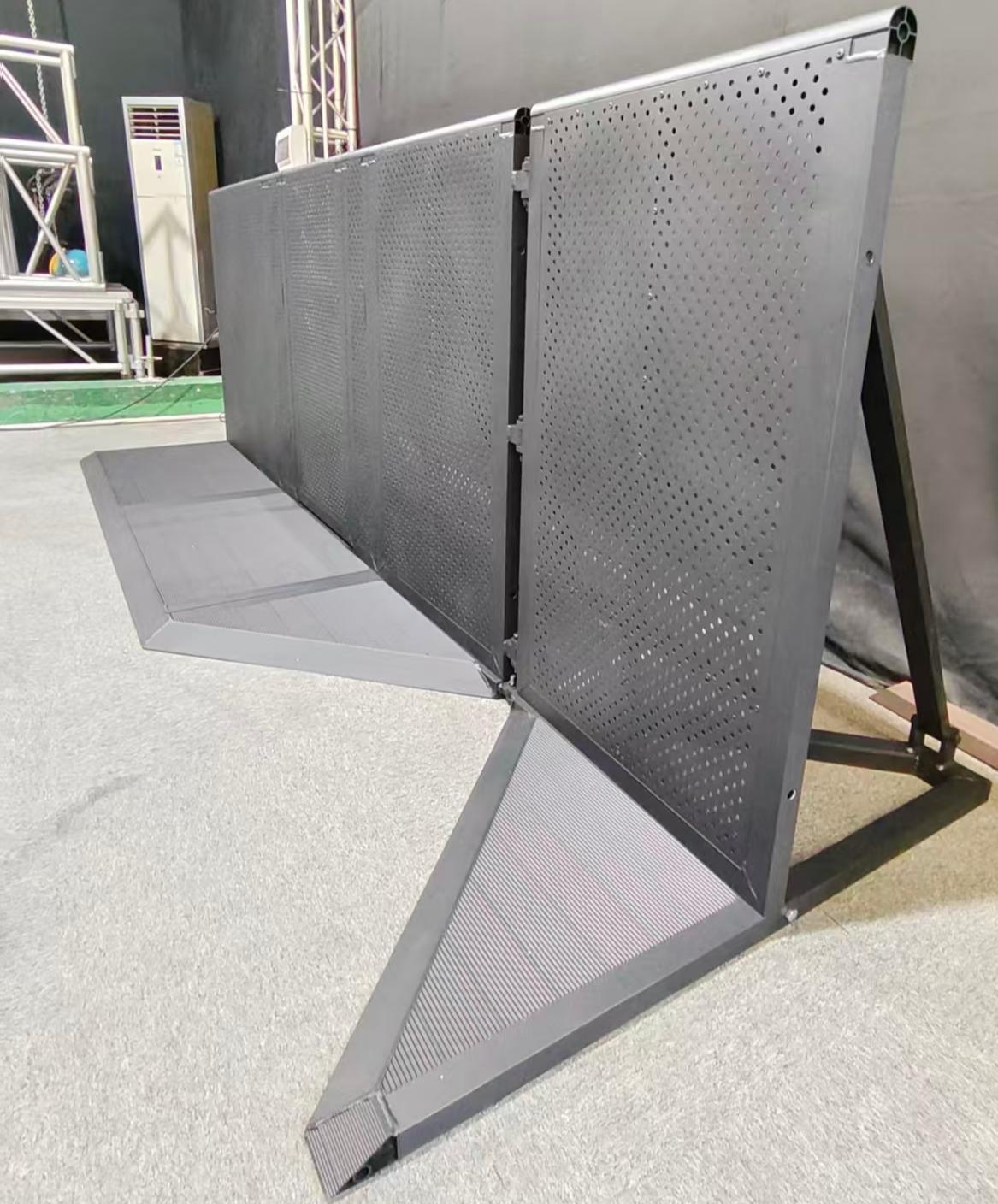 حاجز السيطرة على الحشود.jpg