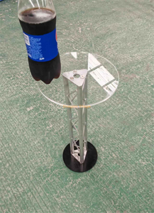 عمود ألومنيوم مخصص من الزجاج الأكريليكي يتصدر طاولة النادي