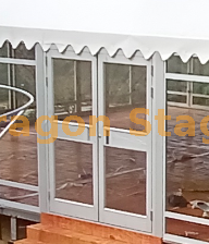 جدار زجاجي 5 × 4 م بما في ذلك أبواب زجاجية مزدوجة 2.4 × 2.4 م