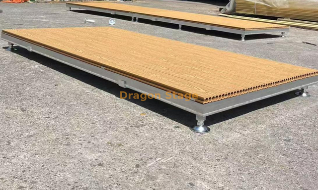 في الهواء الطلق منصة فناء الشرفة في حديقة الفناء