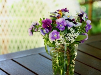 سحر الزهور المزيفة: لمسة زهرية دائمة