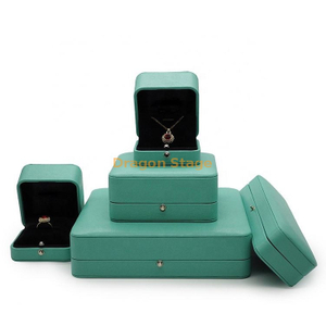 مصنع صندوق خشبي مخصص عالي الجودة مخصص مجوهرات خاتم صندوق جلد الزفاف مع مصباح ليد