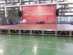 ساحة الكنيسة الخارجية الألومنيوم المربعة الحديثة 12.2 × 12.2 م الارتفاع 1.2-2 م