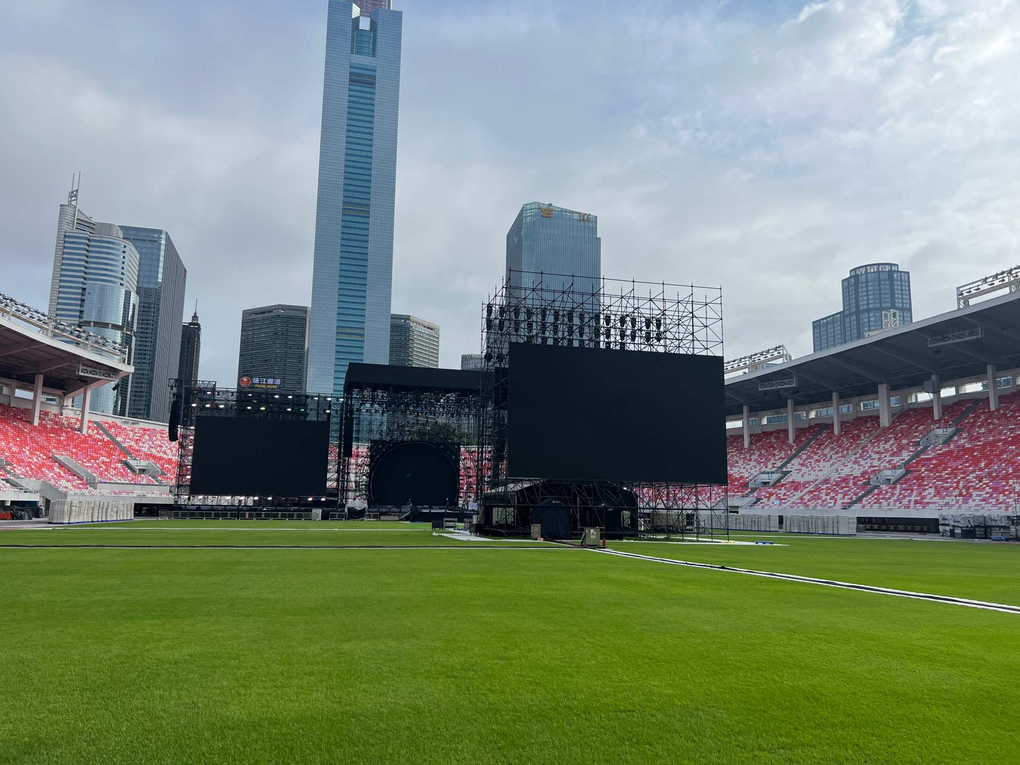 FOH مع شاشة LED للجماهير.jpg