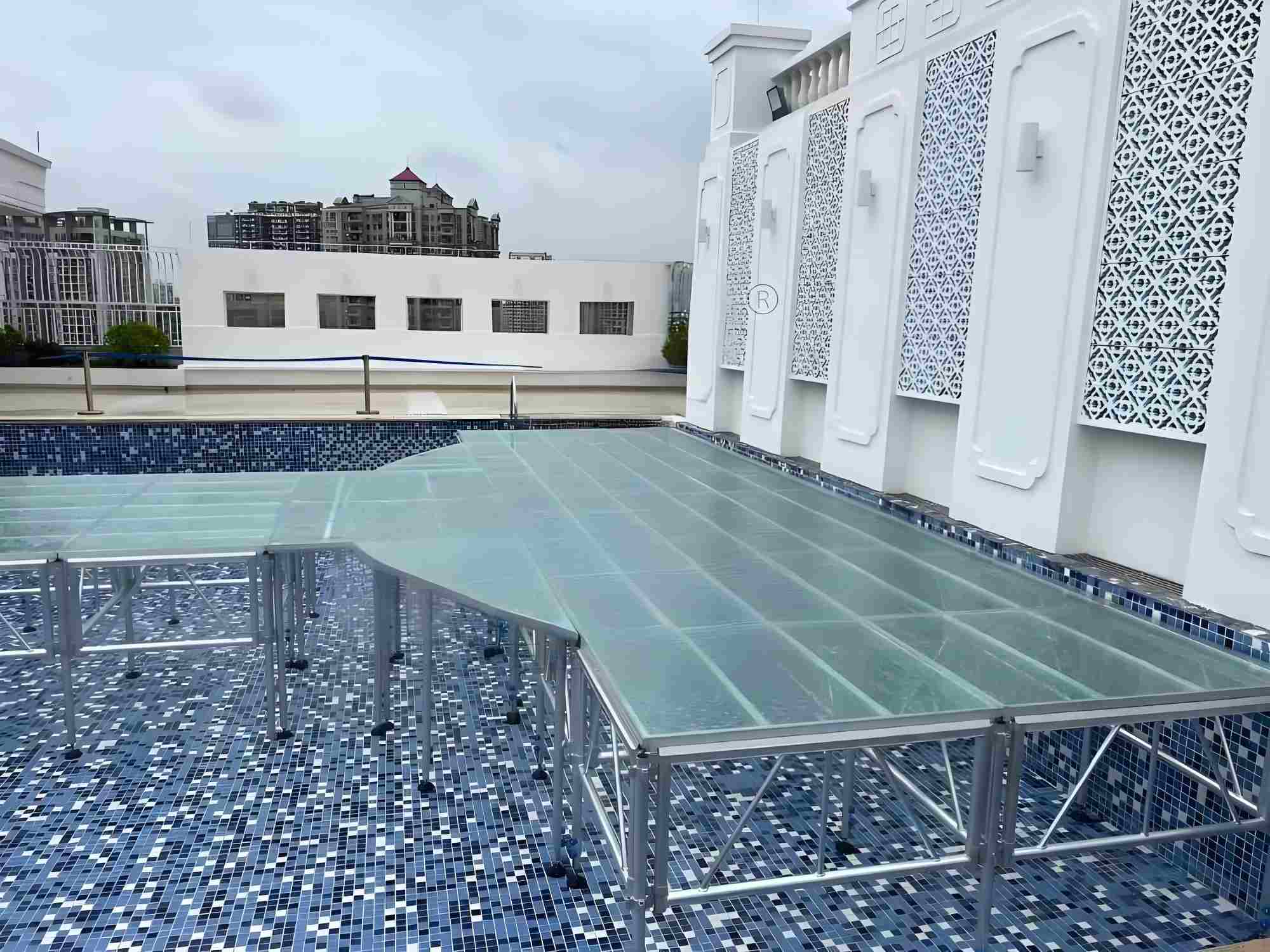 ما هي مرحلة حمام السباحة الشفافة المخصصة؟