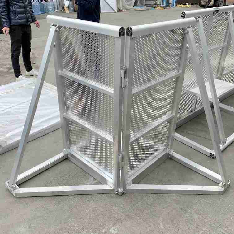 الحدث الحشد Barricade (8)