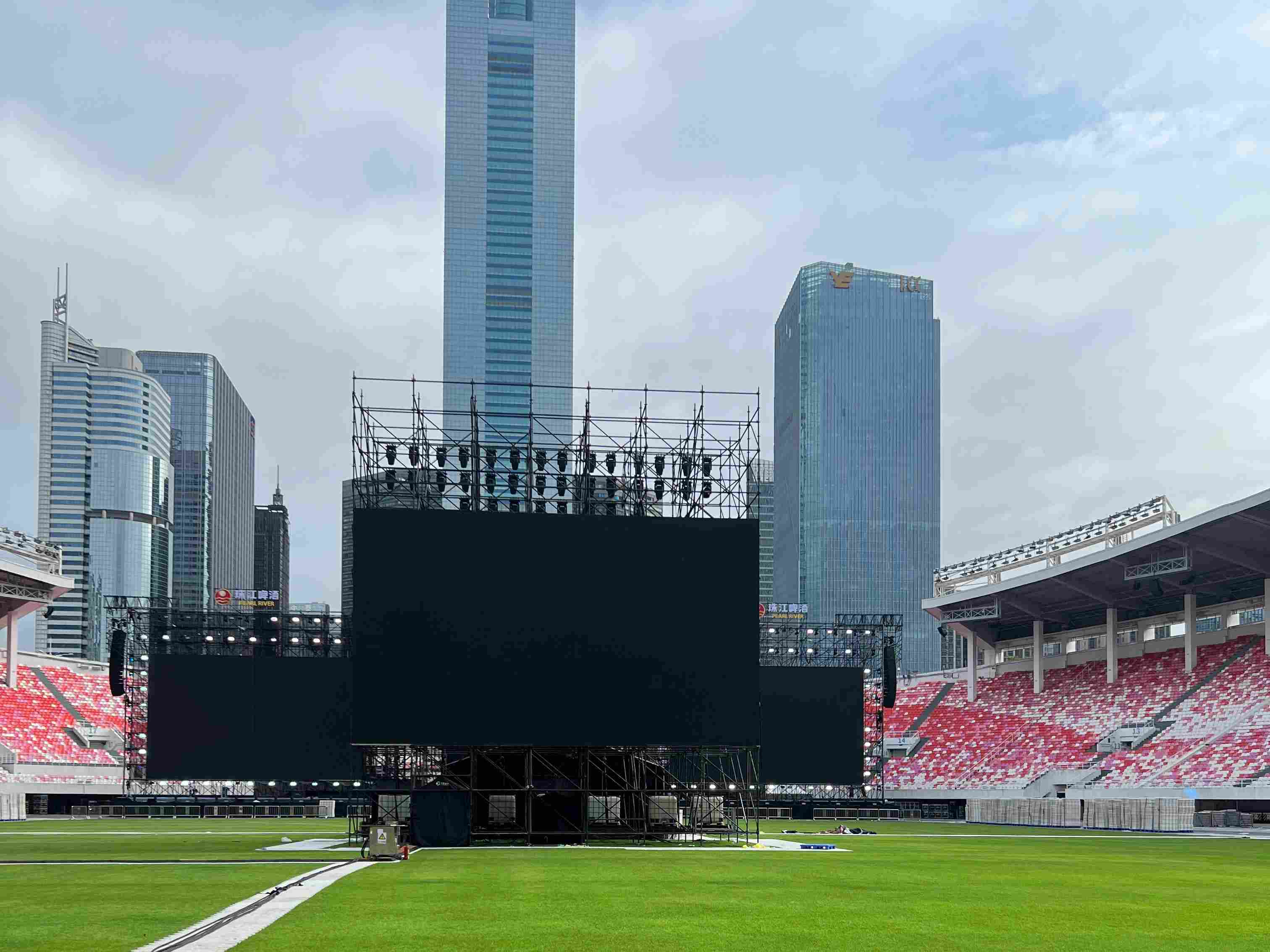 لماذا هناك شاشة LED في foh.jpg