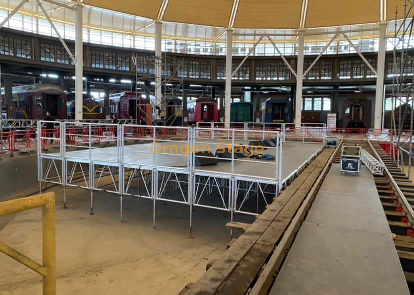  منصة درابزين من الألومنيوم مقاس 12x8 م مع درجين للوصول ومنحدر تحميل/تفريغ على طول المرحلة الخلفية