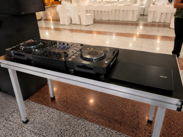 طاولة DJ متنقلة من الألومنيوم مزودة بعجلات قابلة للقفل.png