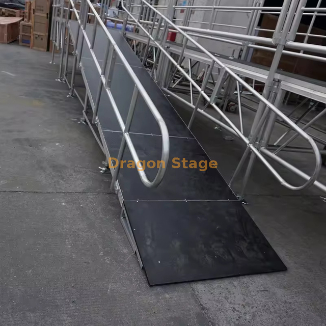 منحدر مرحلة محمولة قابلة للتعديل من الألومنيوم الخشبية المقاومة للماء مع الدرابزين